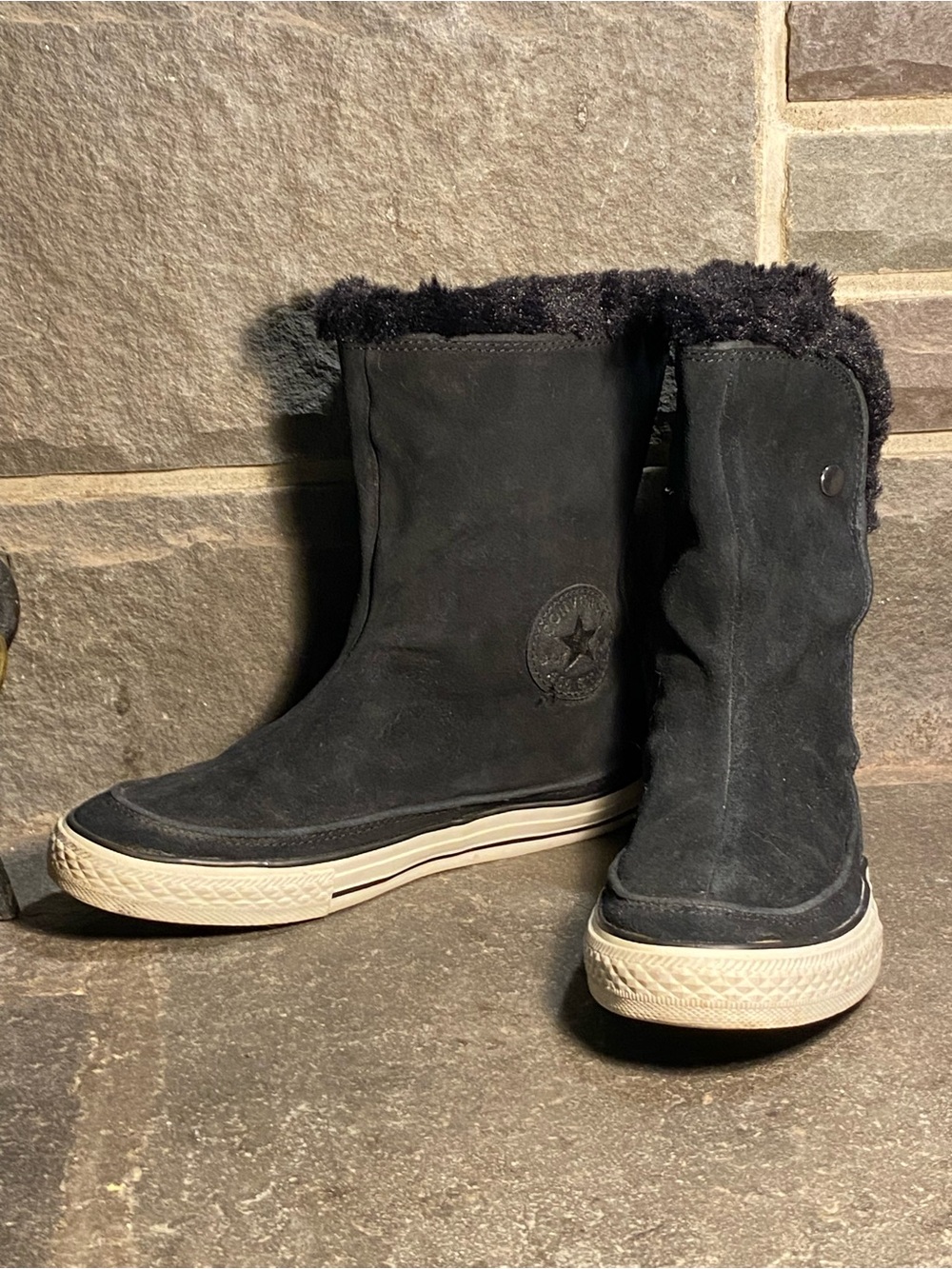 Adorable like new CONVERSE ALL STAR Chuck Taylor sneaker boot,black,fur lining,7